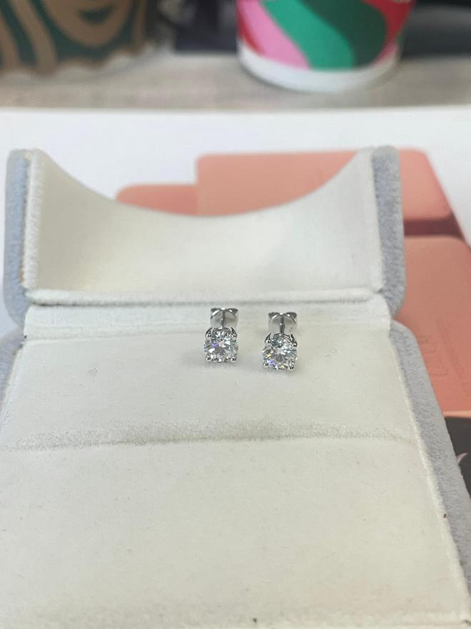 石耳钉让你的耳朵闪耀夺目!开元ky棋牌太美啦!四爪钻(图1) 石耳钉让你的耳朵闪耀夺目!开元ky棋牌太美啦!四爪钻(图1)